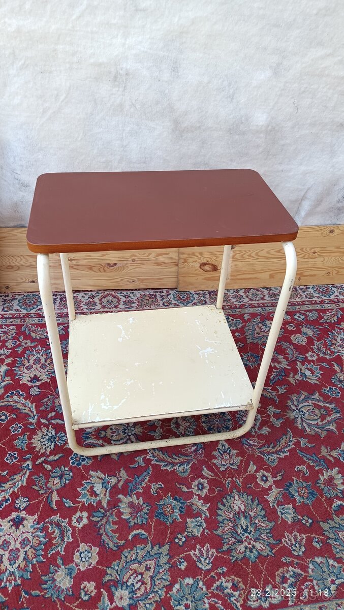 Stolek retro, s kovovými ohýbanými nohami