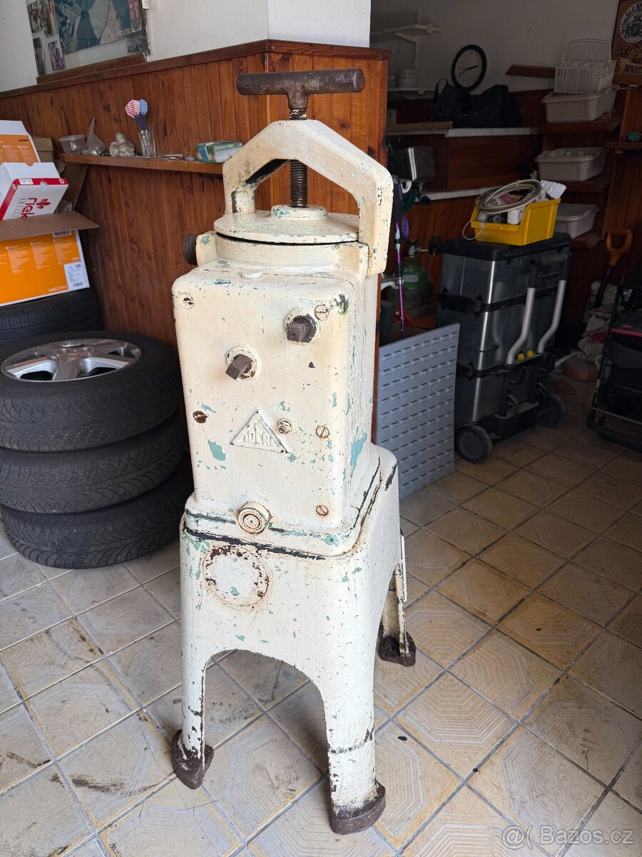 Mechanická plnička klobás