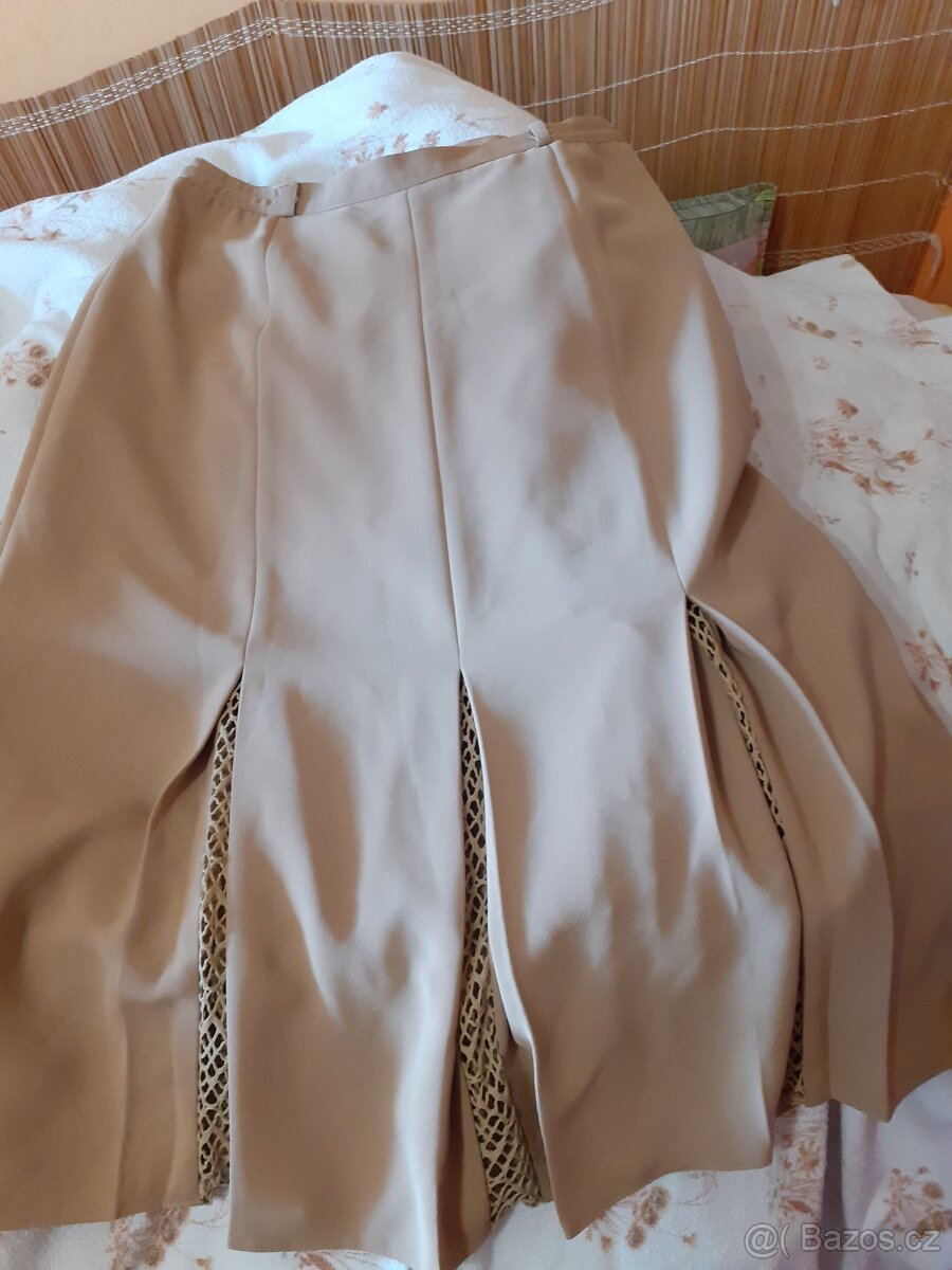 Sukně hořčicové barvy s ozdobou