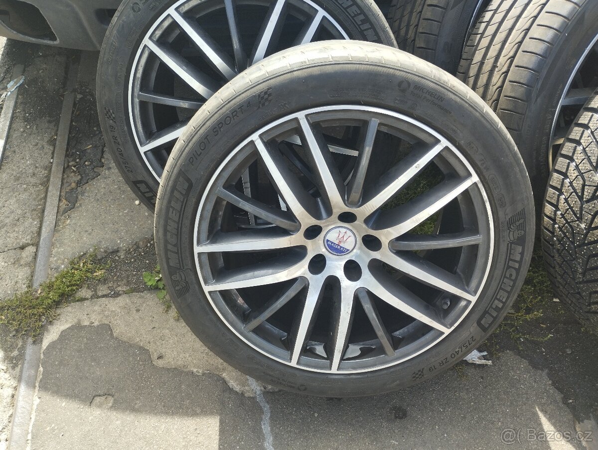 Maserati Levante alu kola
