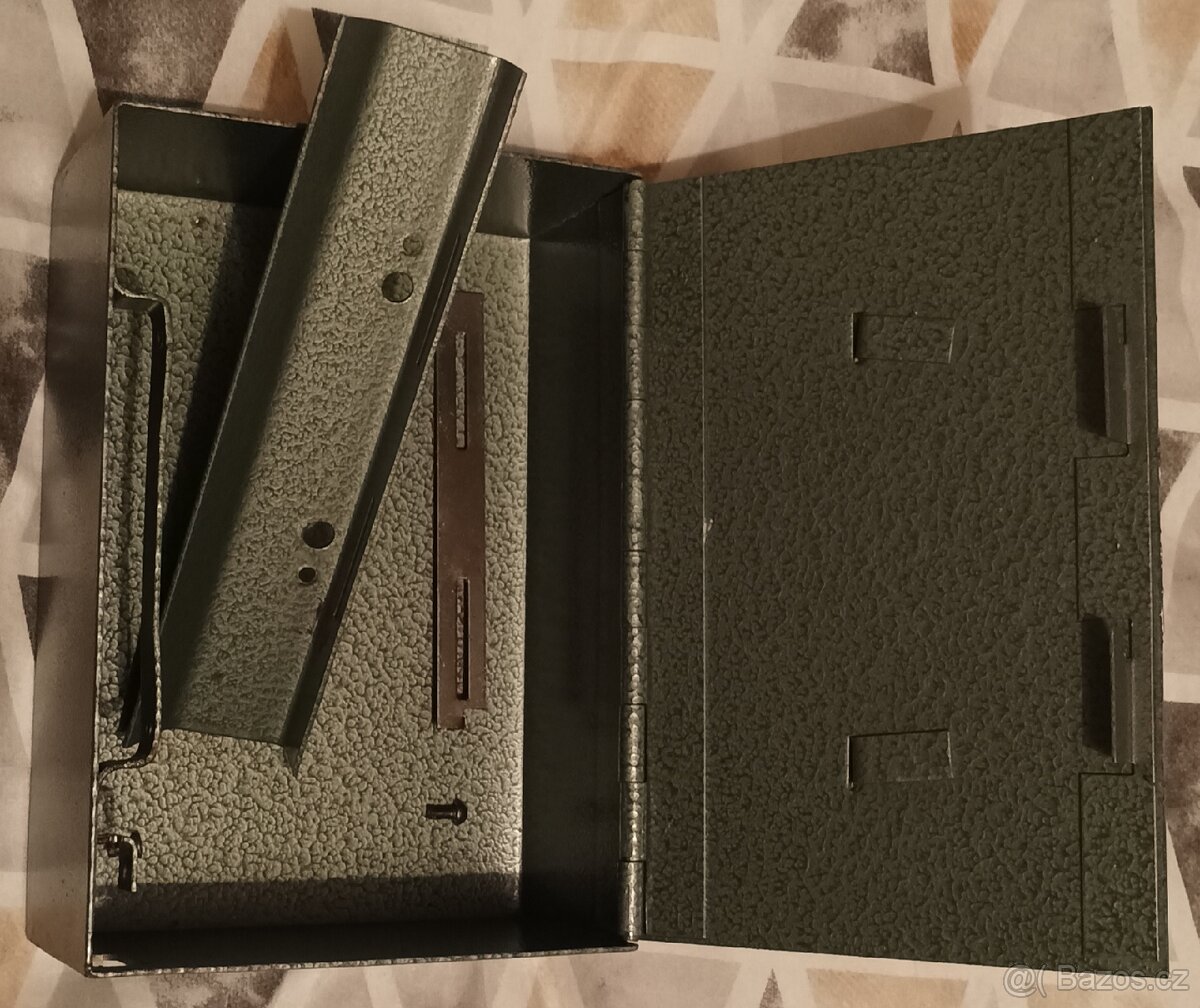 Starý kovový trezor