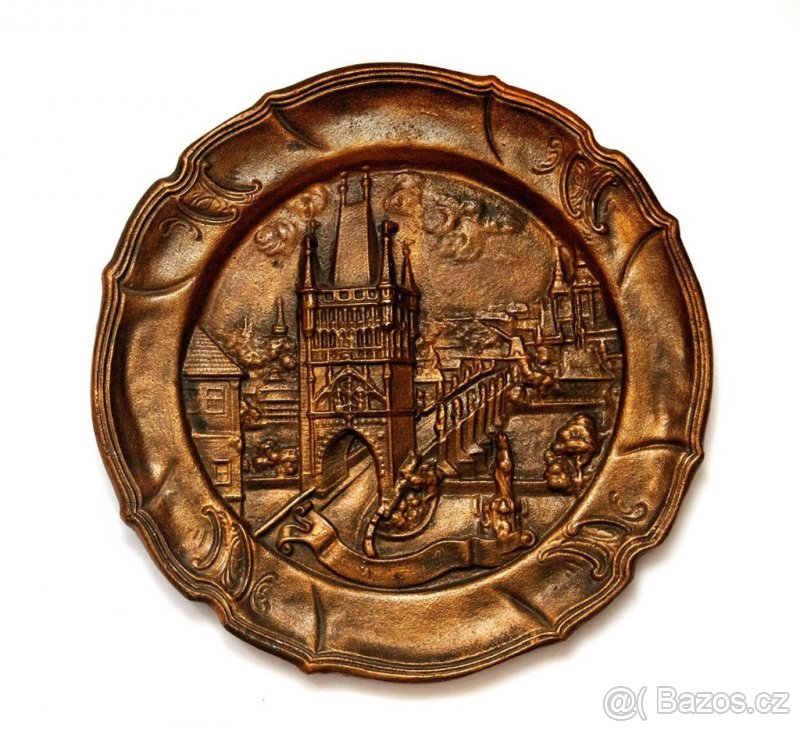 KRÁSNÝ OZDOBNÝ VELKÝ KOVOVÝ TALÍŘ - MOTIV KARLŮV MOST - 34cm