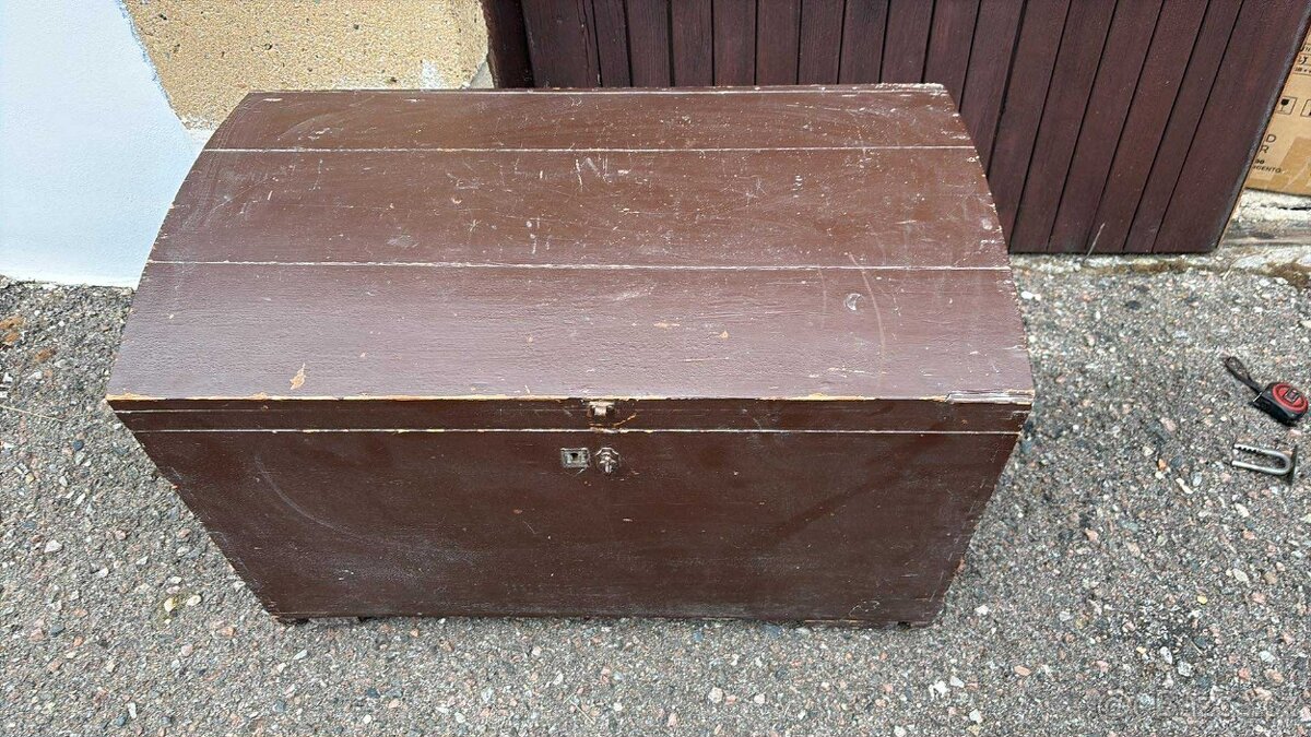 Stará dřevěná truhla ve velmi dobrém stavu