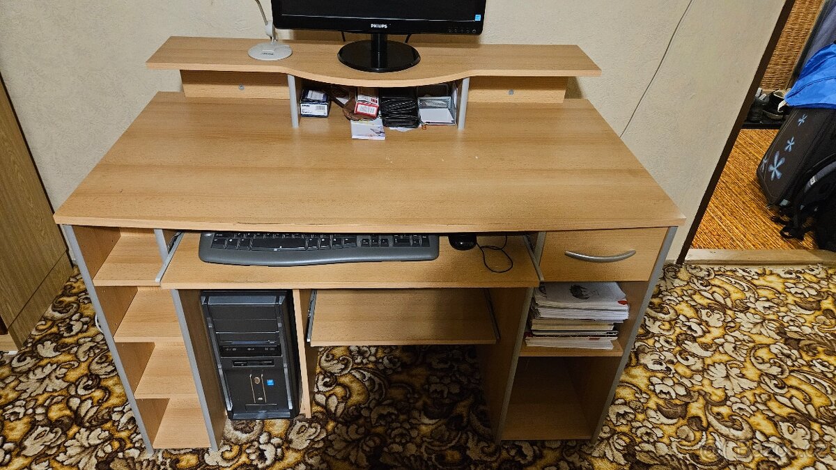 Počítačový stůl