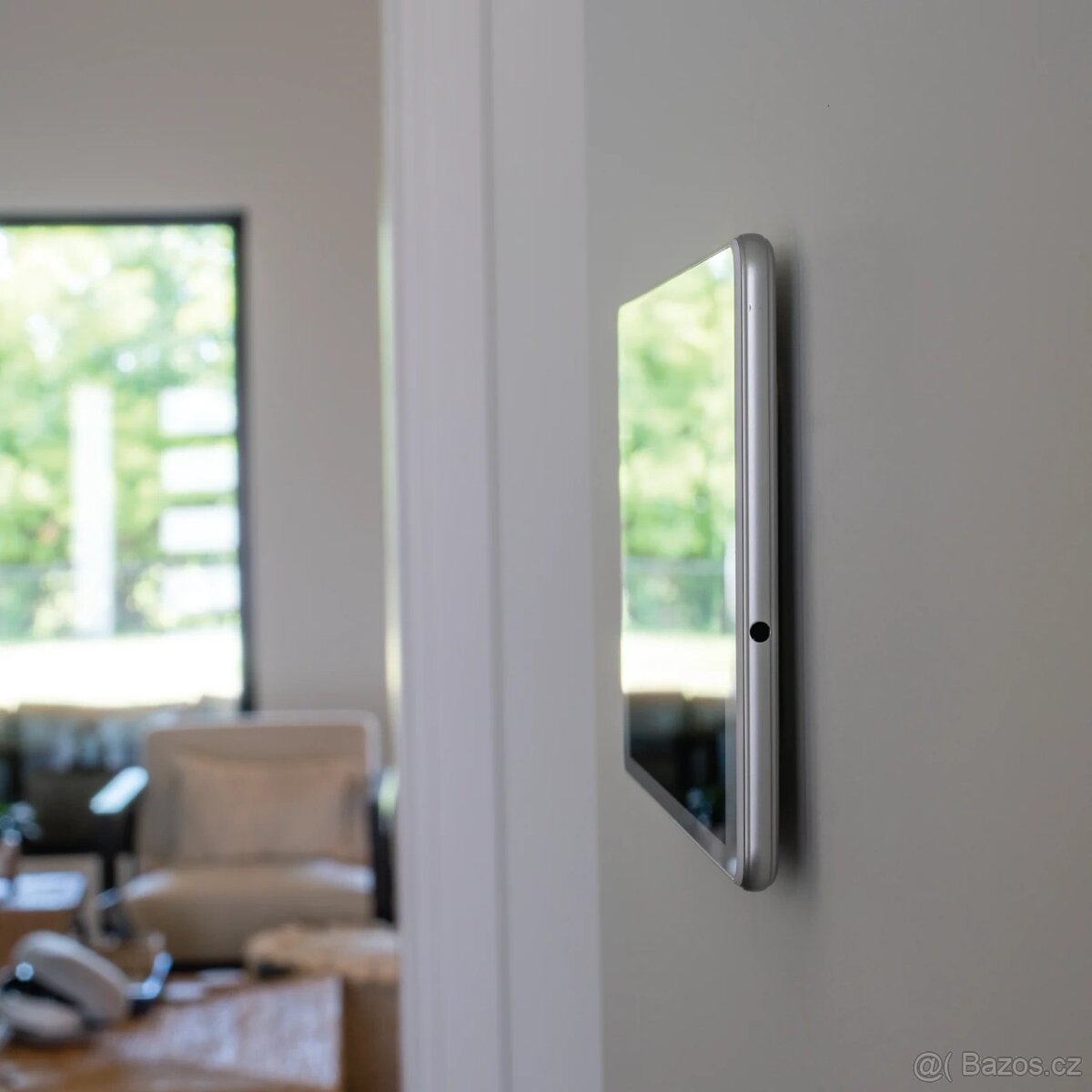 Univerzální bezrámový nástěnný držák pro tablety s POE