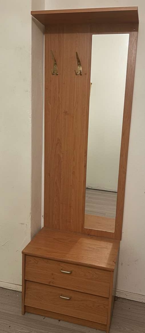 Menší botník se zrcadlem