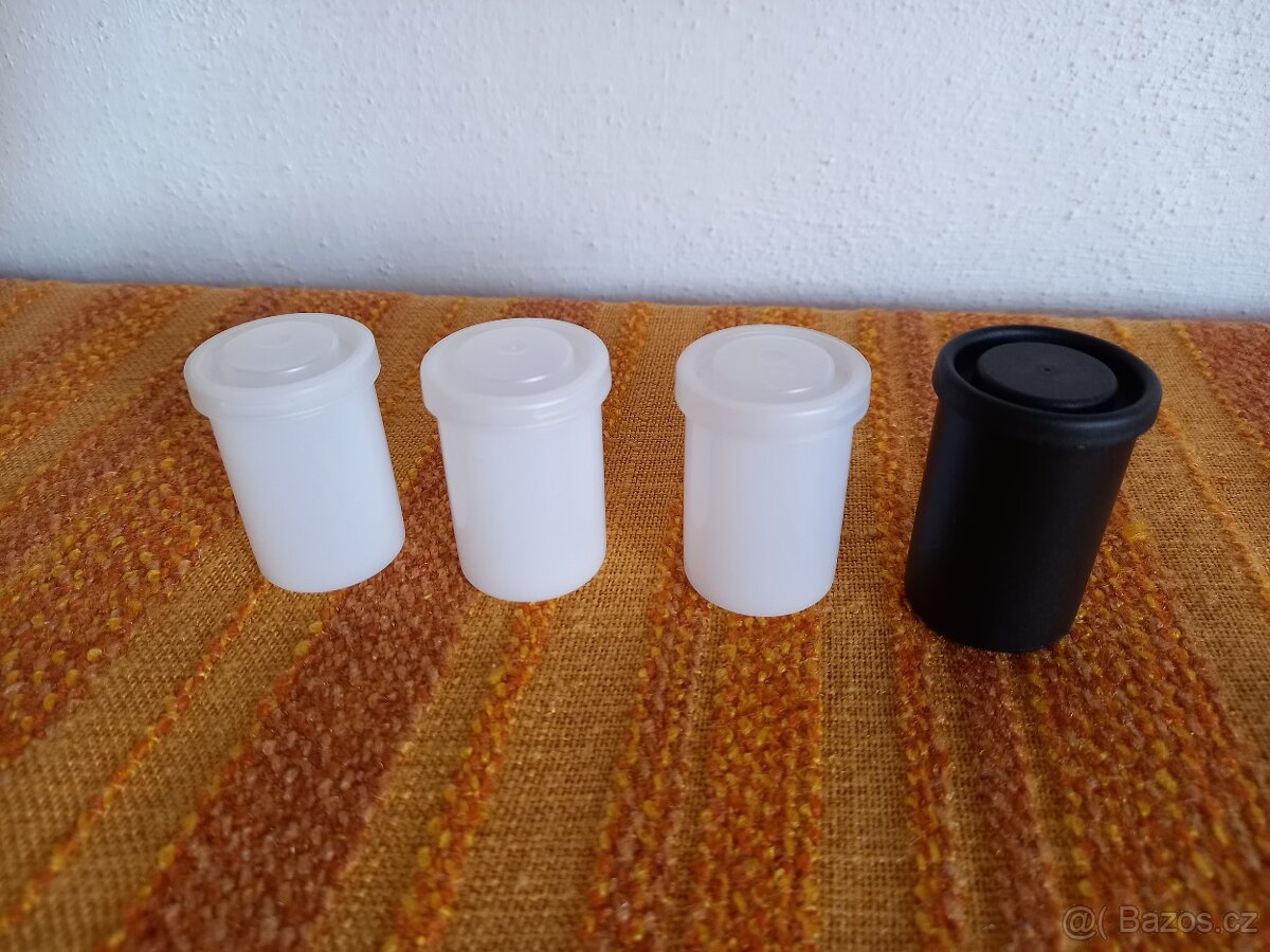 Krabičky od kinofilmů a zásobník na negativy