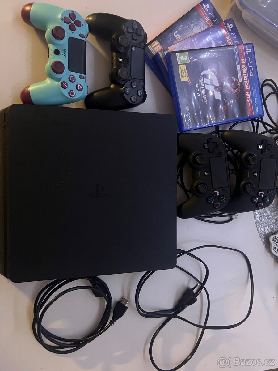 Playstation 4 1T + 4 ovladače + 3 hry