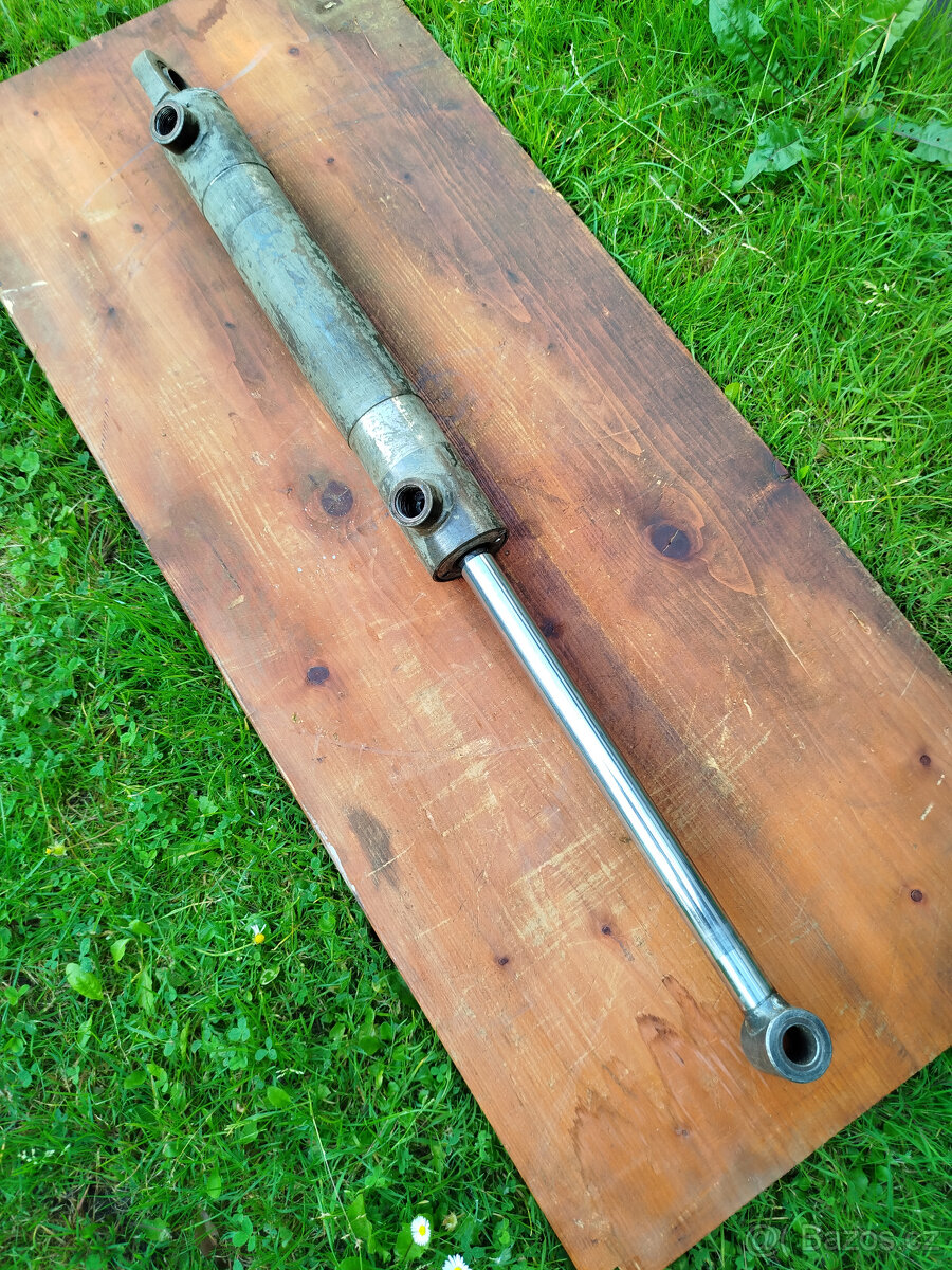 hydraulickou pístnici na třetí bod