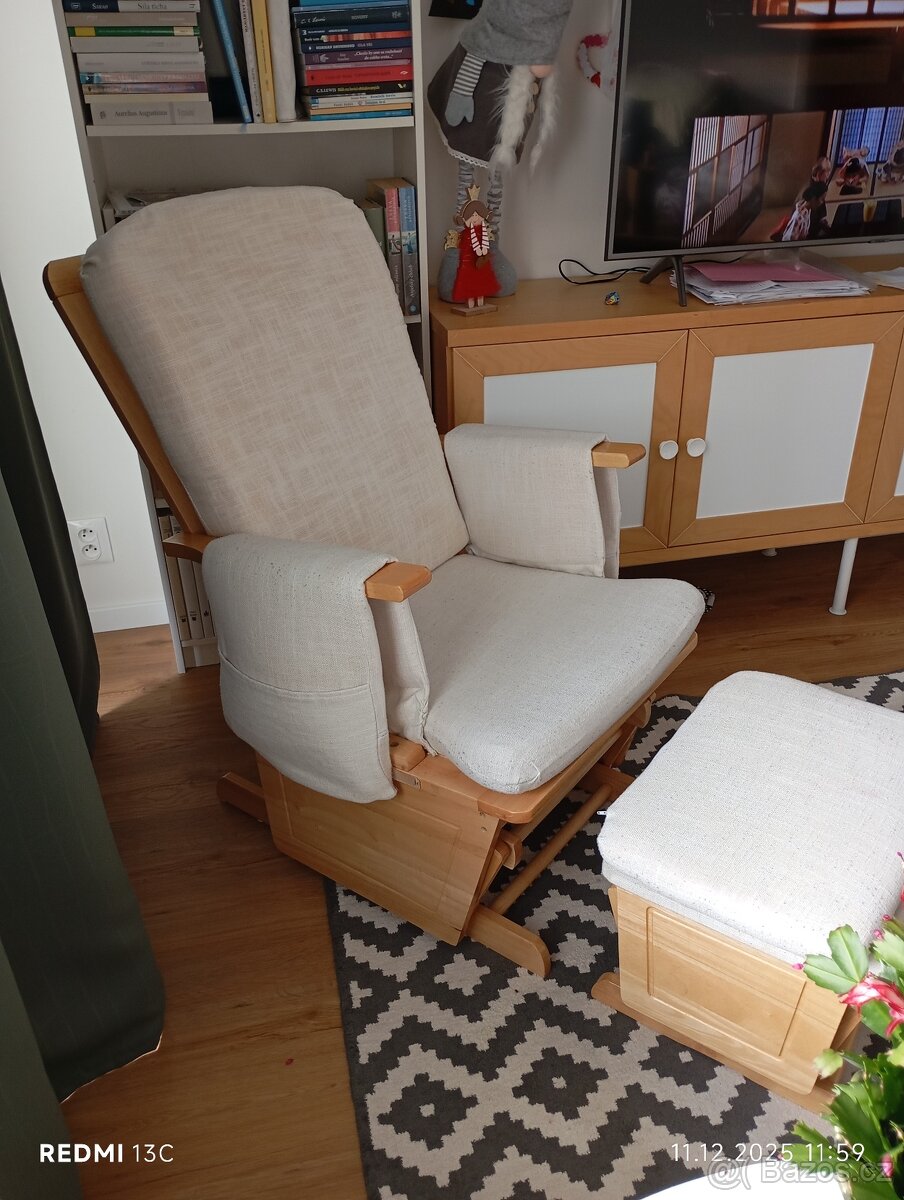 Kojici houpaci kreslo s podnozkou