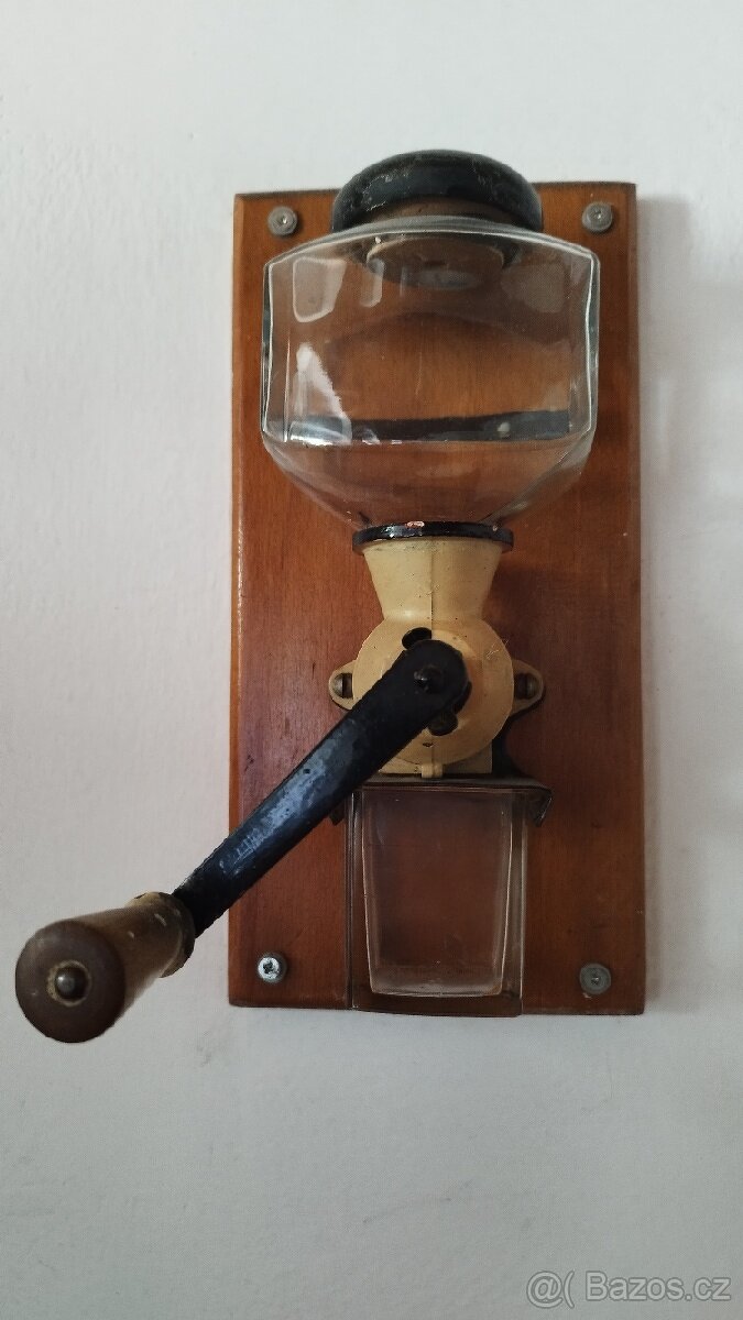 Starožitný nástěnný mlýnek na kávu 


