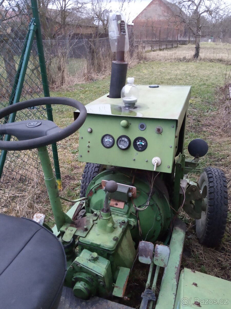 Traktor stabilní motor Slavia