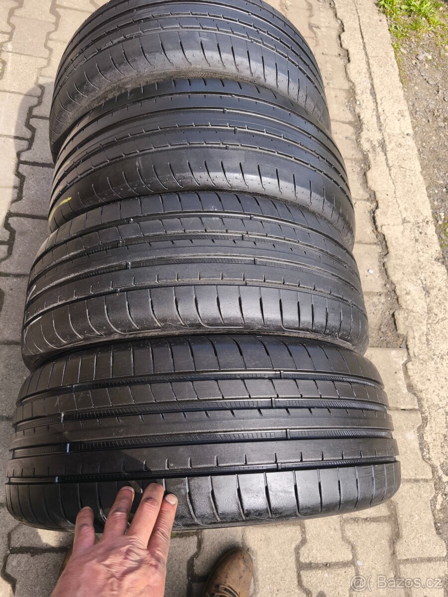 235/45/19
