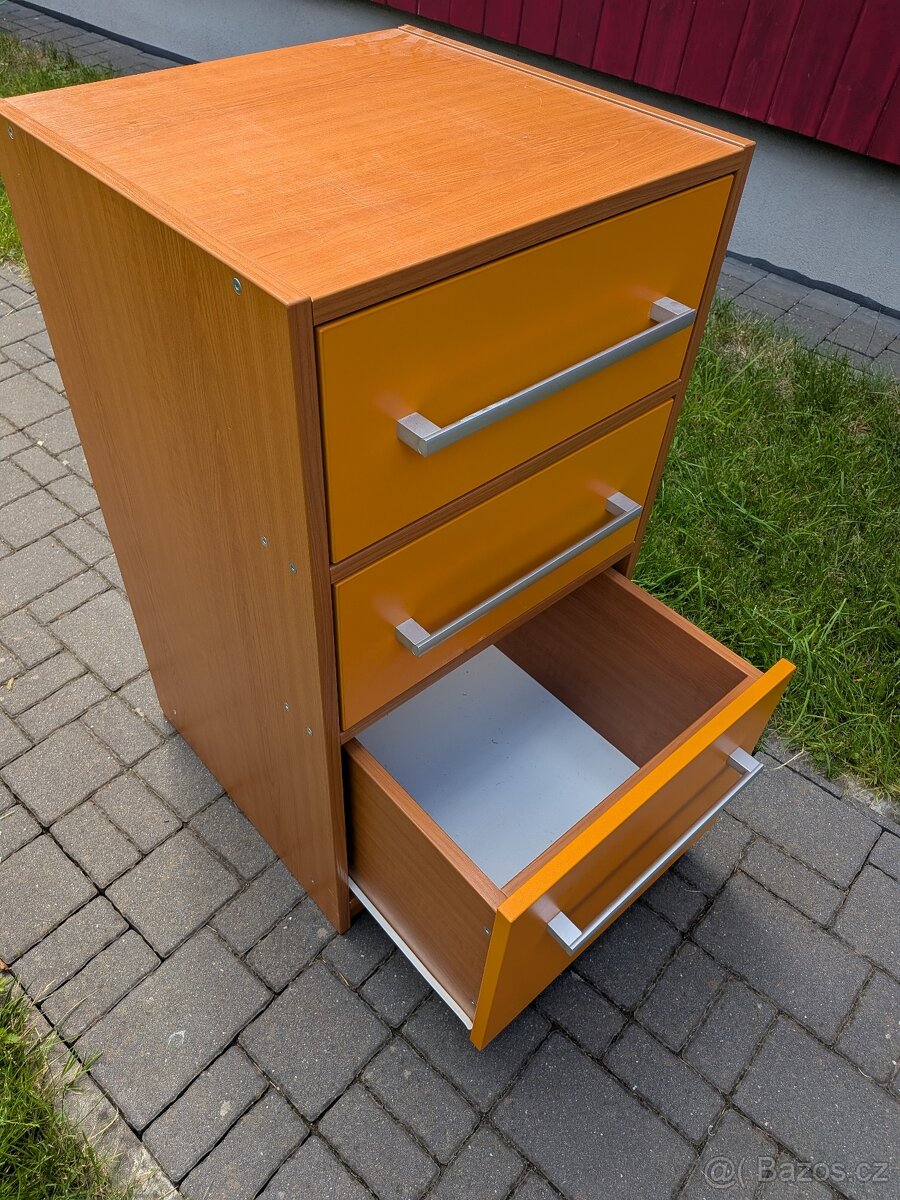 Skříňka oranžová