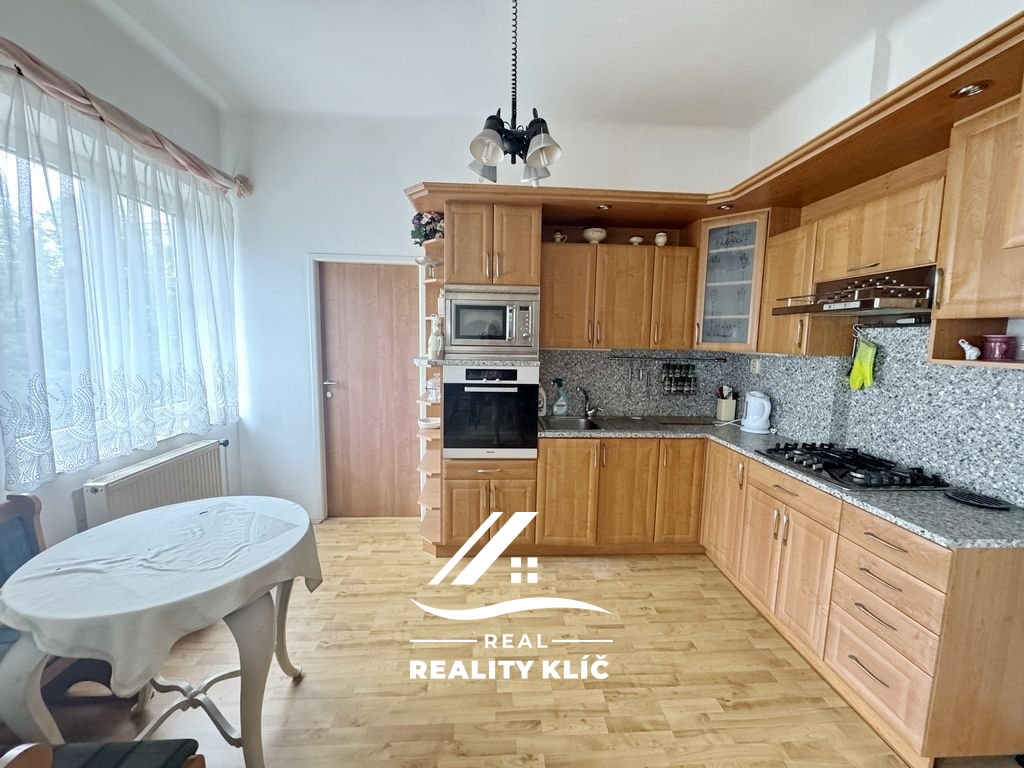 Pronájem prostorného bytu, s balkonem a krbem- 2+1, 102 m2