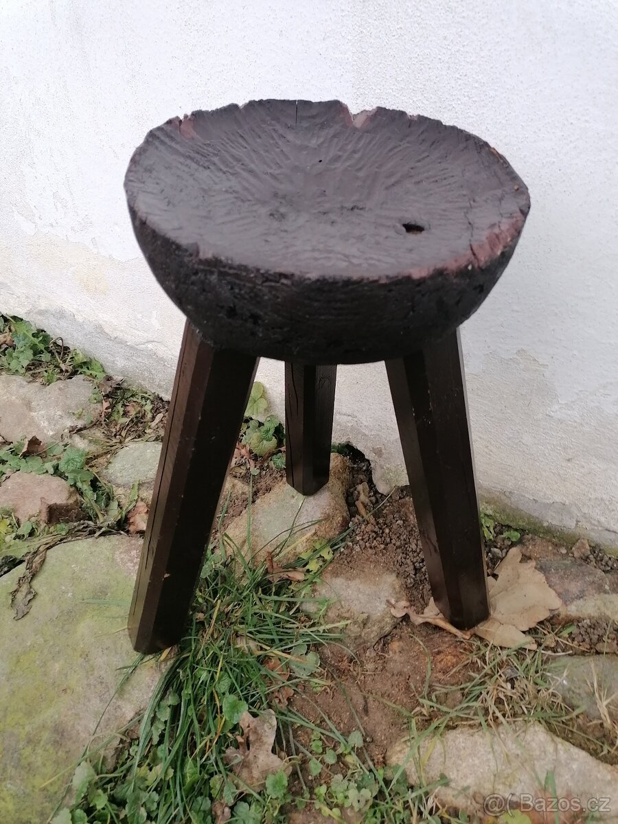 Stará dřevěná trojnožka