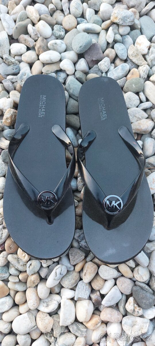 Žabky Michael Kors.