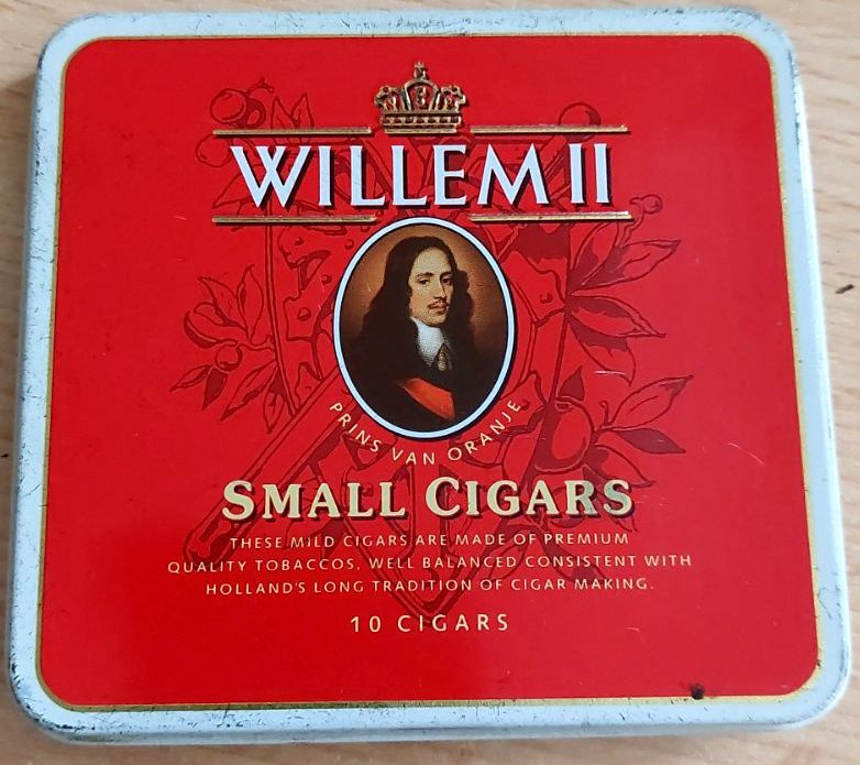 Různé starožitné plechové krabičky.