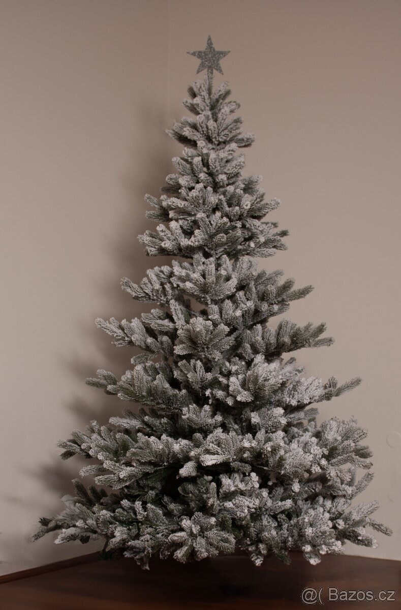 Vánoční zasněžený umělý stromeček