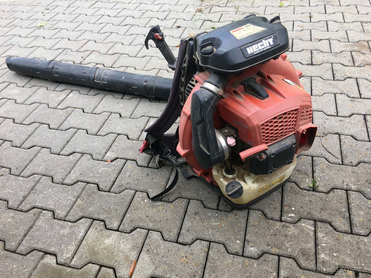 motorový fukár Hecht na úklid listí nebo sněhu