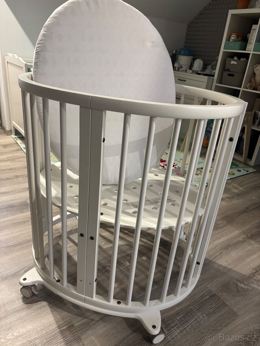 Dětská postýlka STOKKE s kvalitní madračkou, jako nová