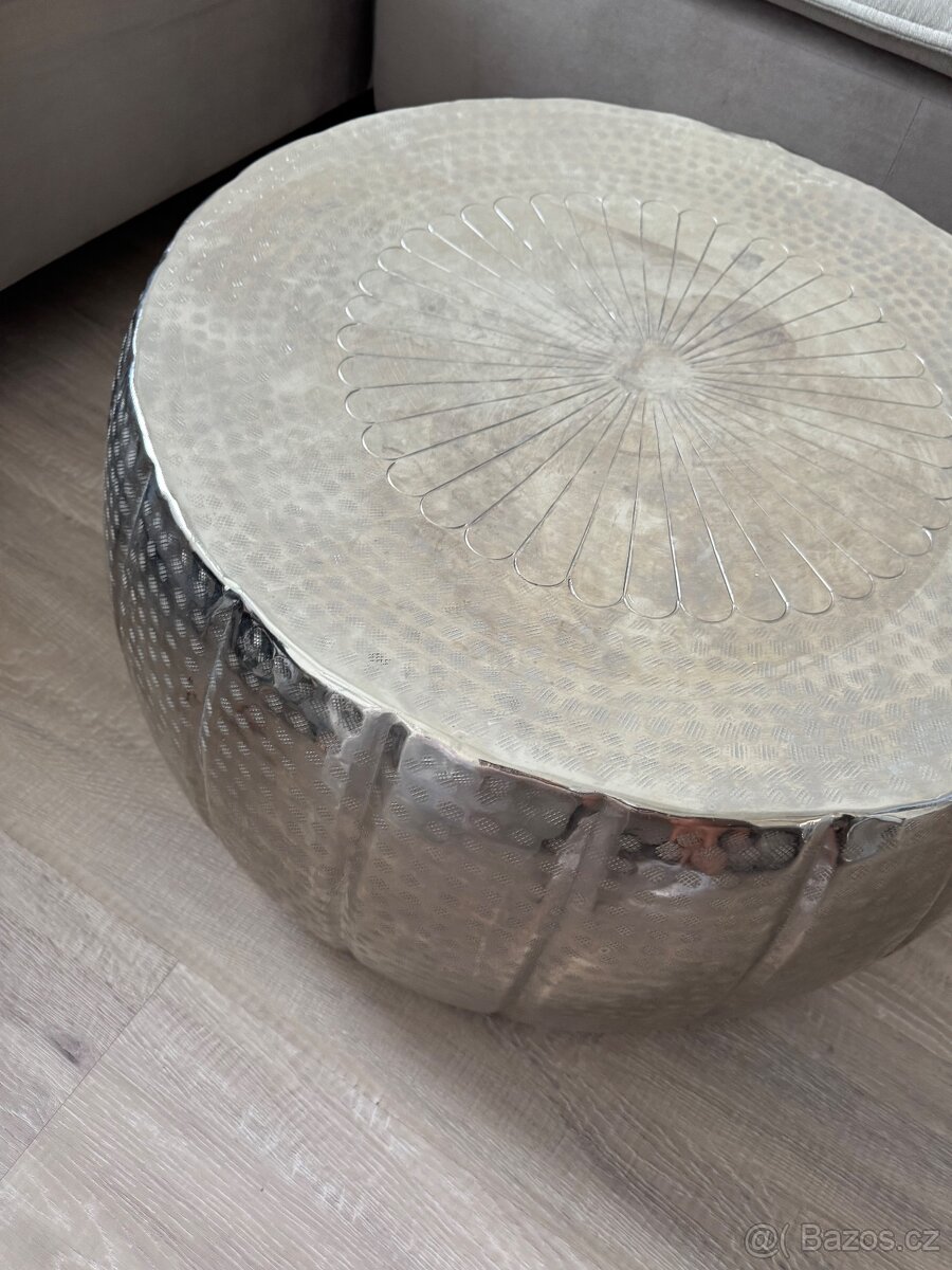 stylový kovový konferenční stolek – ručně tepaný design