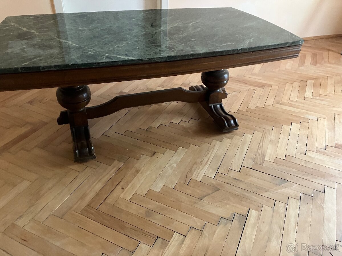 Velký konferenční stůl