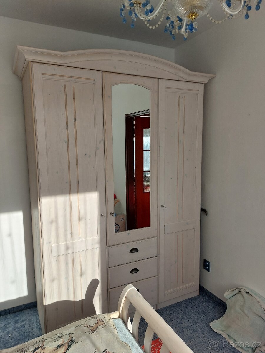 Skříň třídílná rustikální