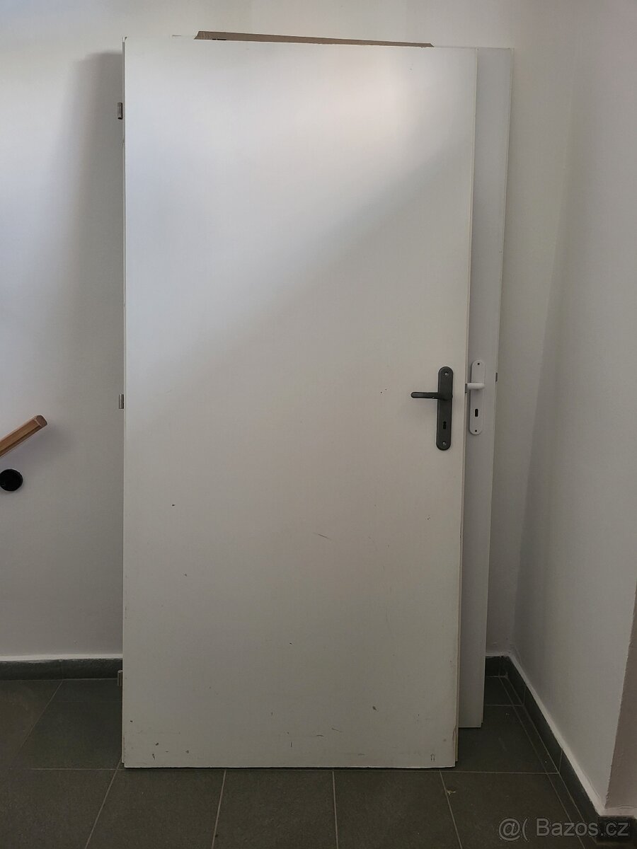 Bíle dveře 70L