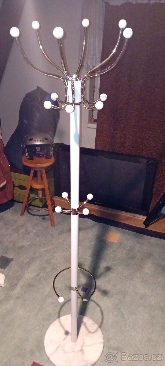 Stojanový věšák s mramorovou deskou