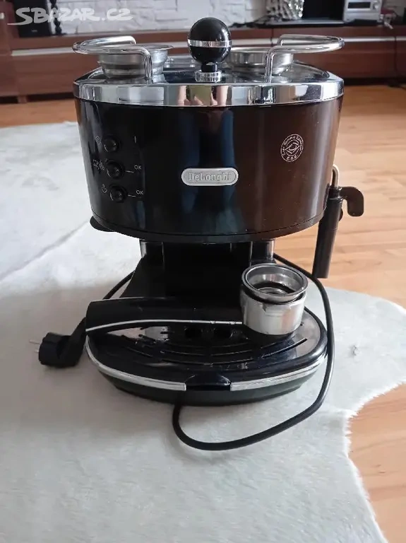 černý pákový kávovar De'Longhi Icona