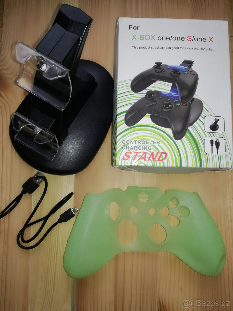Stojan na ovladače Xbox s dobíjením a silikon. svítící obal