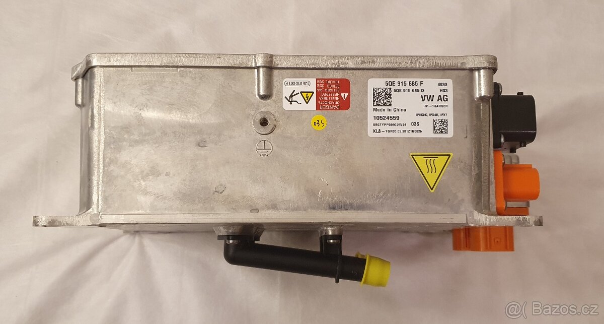 Nabijecka Audi E-Tron VW Golf GTE 5QE915685F