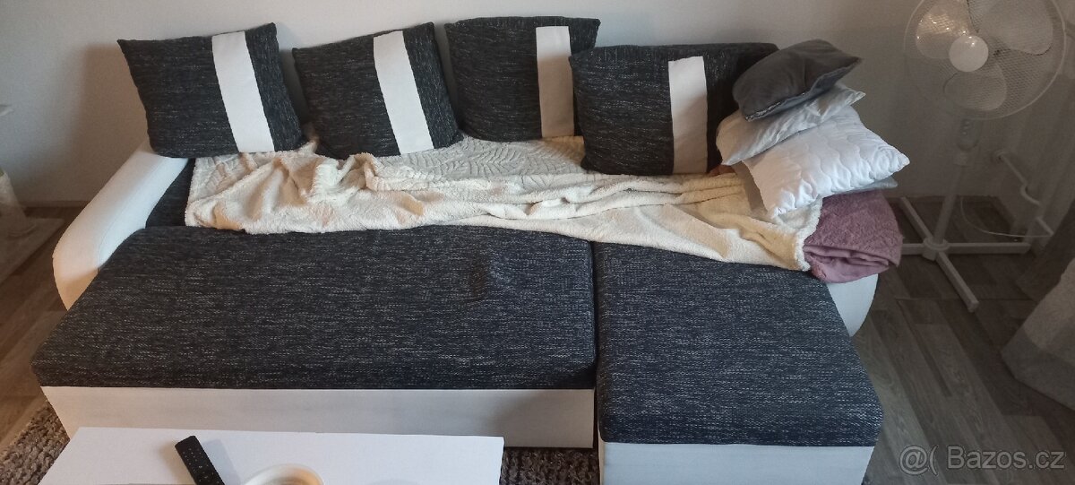 Rohová sedačka rozkládací s úložným prostorem.