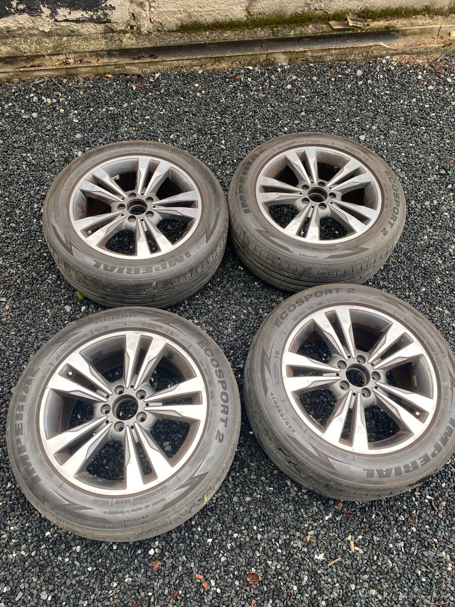 Letní sada kol 235/55 ZR17 103W.
