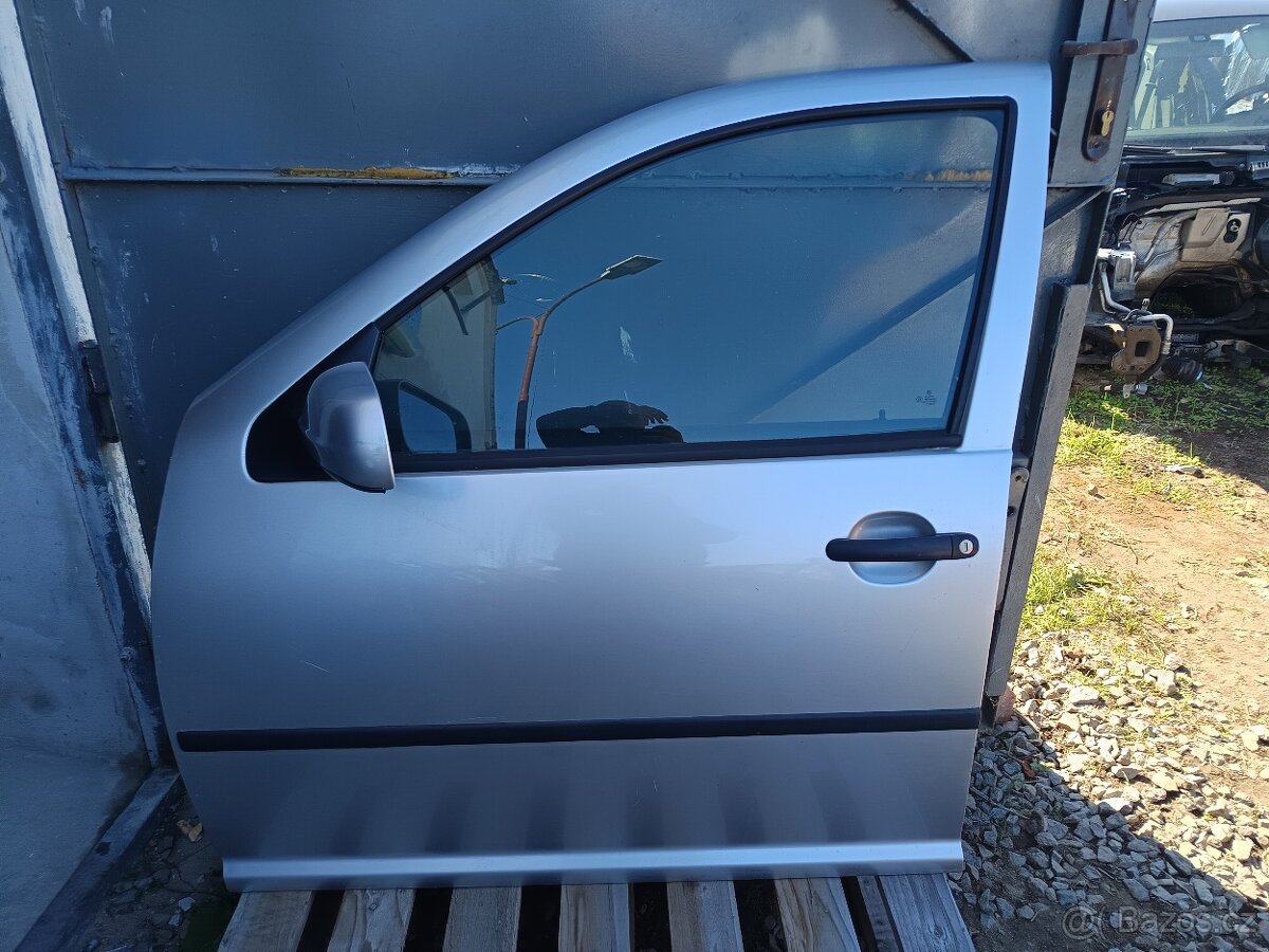 Prodám  Kompletní DVEŘE LEVÉ PŘEDNÍ  VW GOLF IV 4 2000kč