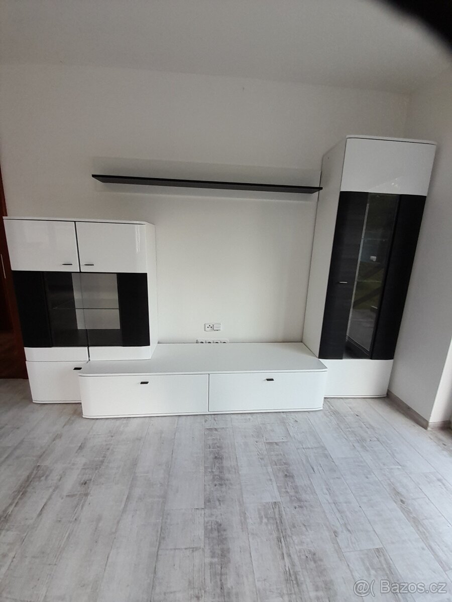 Obývací stěna použitá