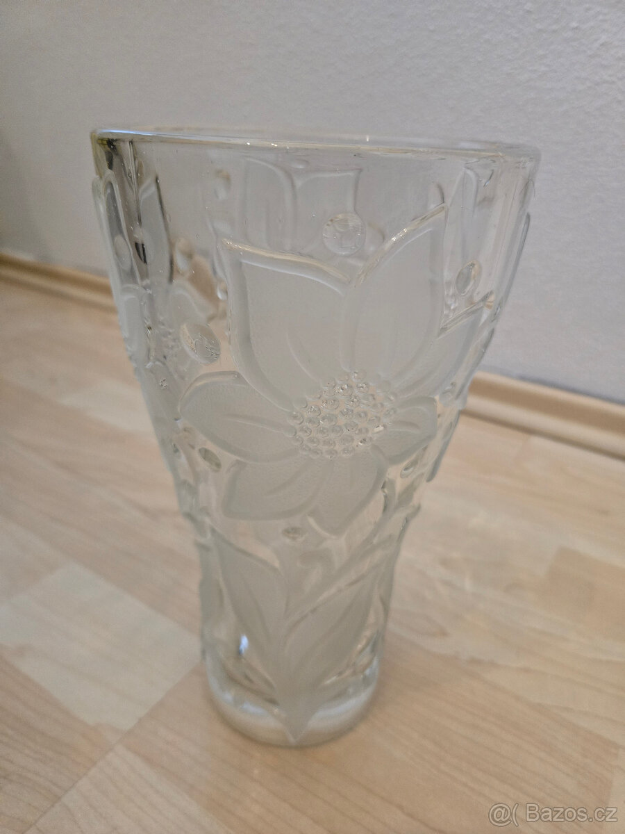 Stará masivní váza