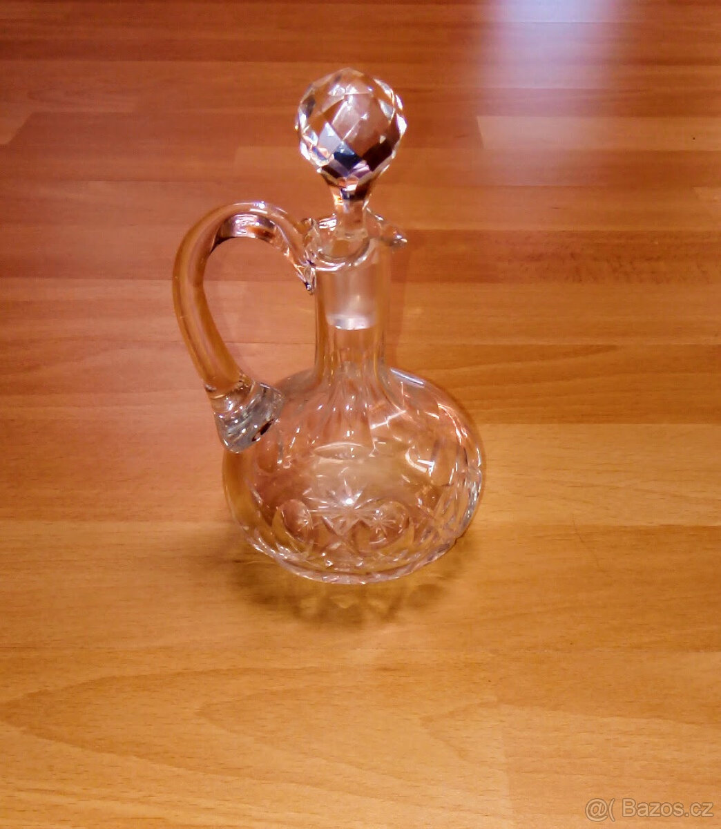 Skleněná karafa s uchem