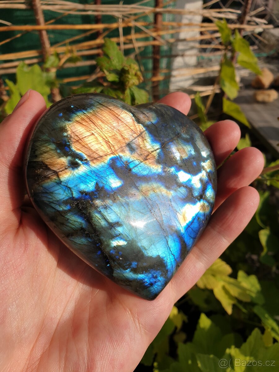 Labradorit - přes 0,4 kg srdce, stojánek zdarma