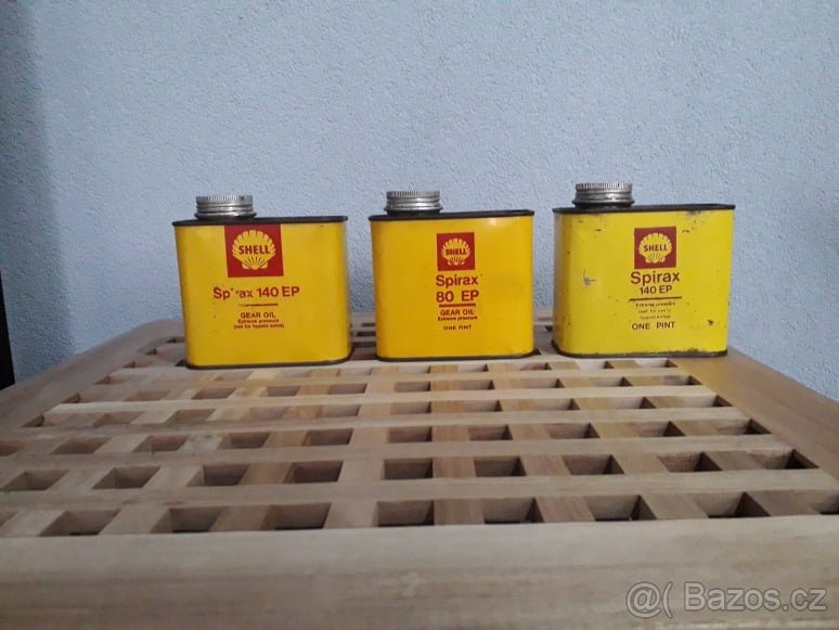Staré plechovky Shell.