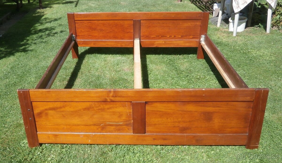 Používaná dřevěná postel