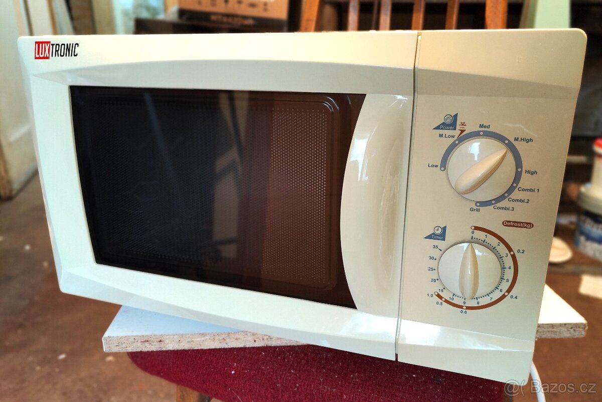 Starší plně funkční mikrovlnná trouba