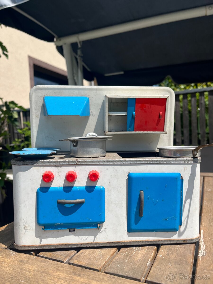 Plechová retro kuchyňka pro panenky