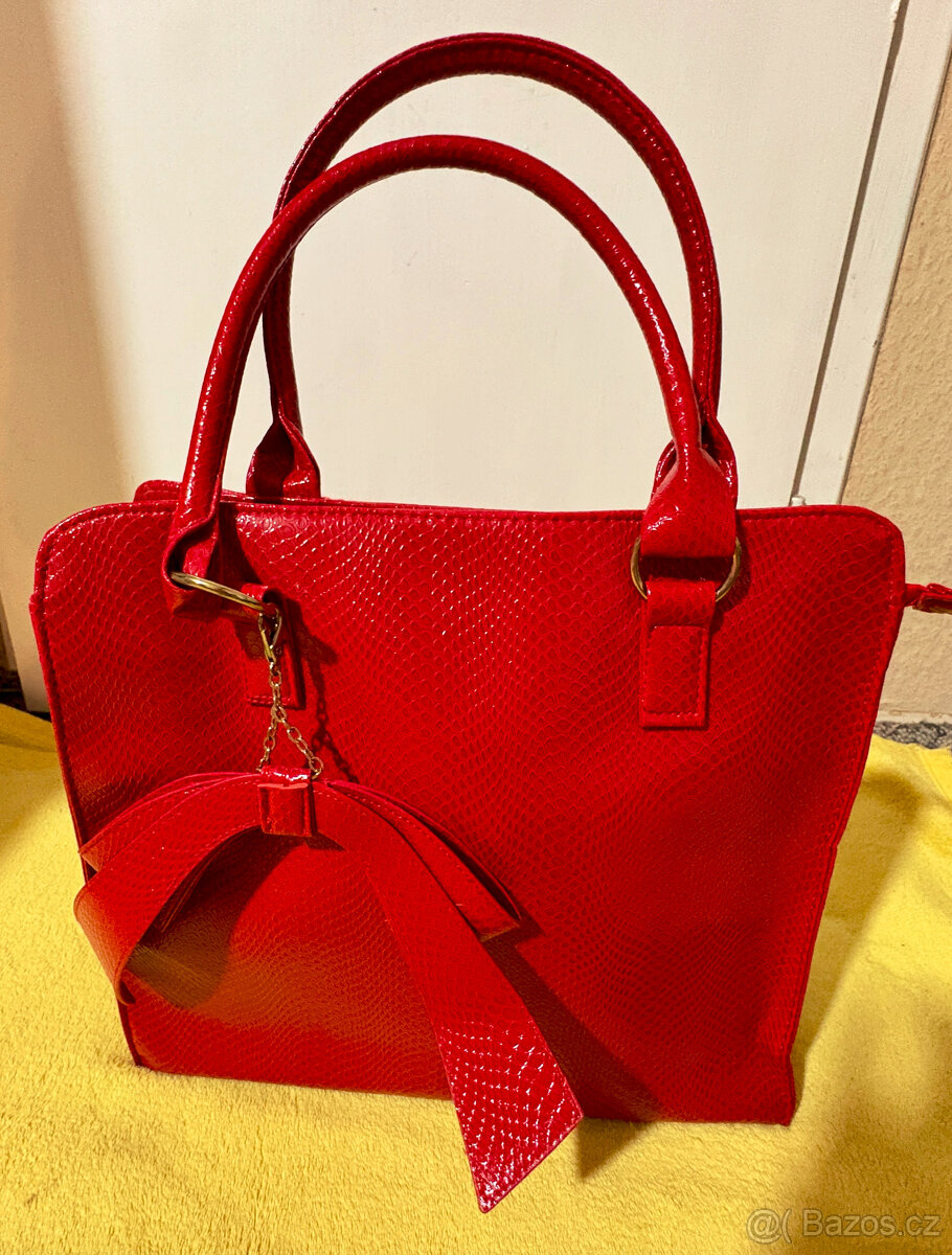 Červená kabelka do ruky z Avonu