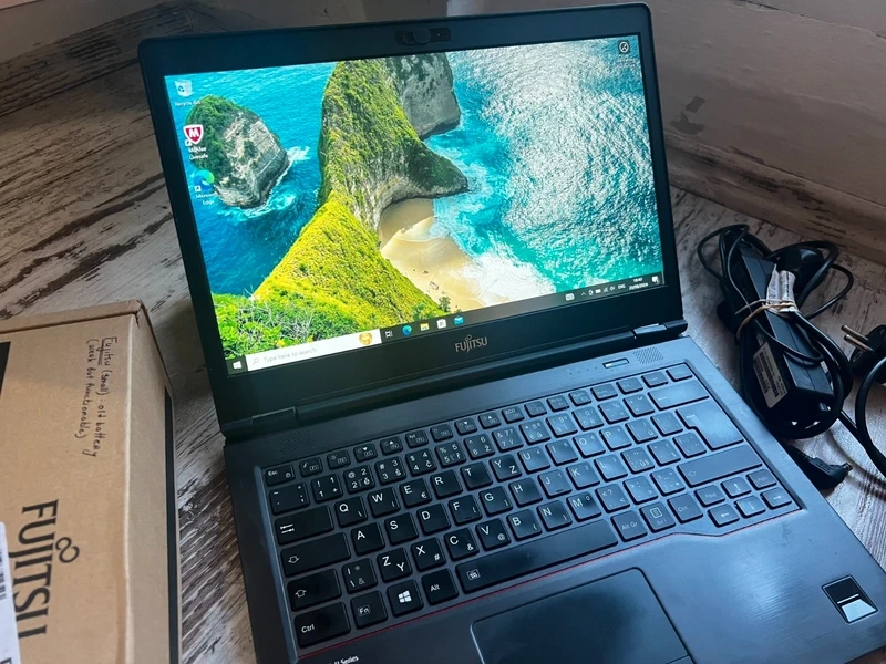 Fujitsu Lifebook U747, černý 14’