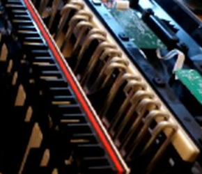 Hlučné klávesy Yamaha