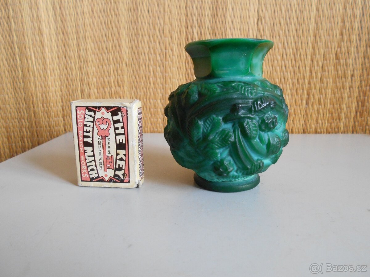 Stará, malachitová vázička
