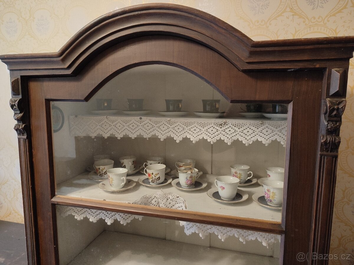 Skříň vitrina starožitná dobrý stav