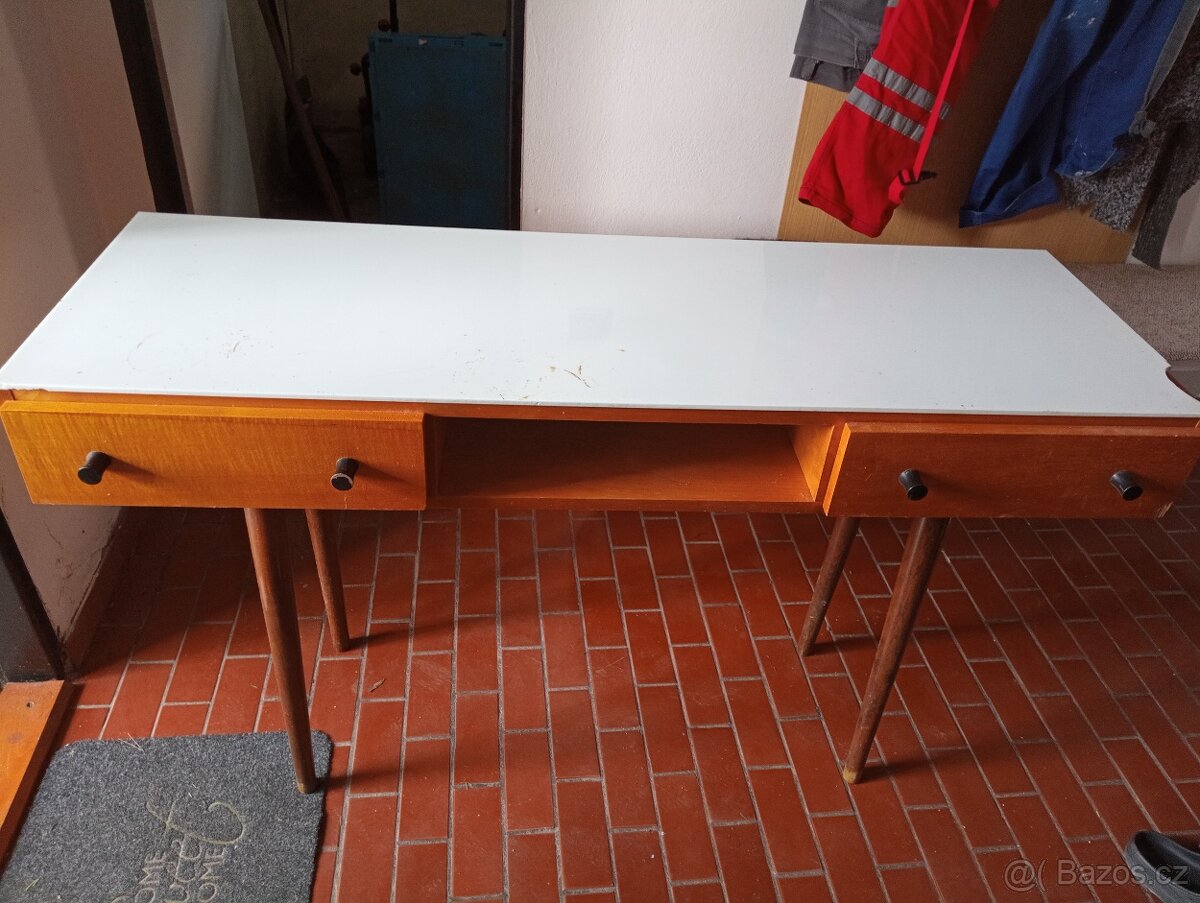 Starý stůl